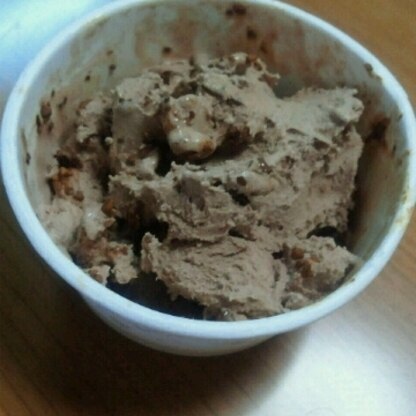 昨日に引き続き、また今日も食べちゃいました！
今日はちょっとアレンジしてチョコレートアイスで作ってみました。
こちらもカフェモカ風でおすすめですよ。